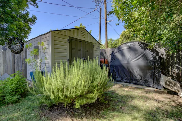 a view of a back yard of the house