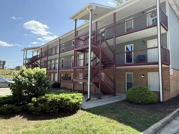 $985 | 4138 Cresthill Drive, Unit 14, Roanoke, VA 24018