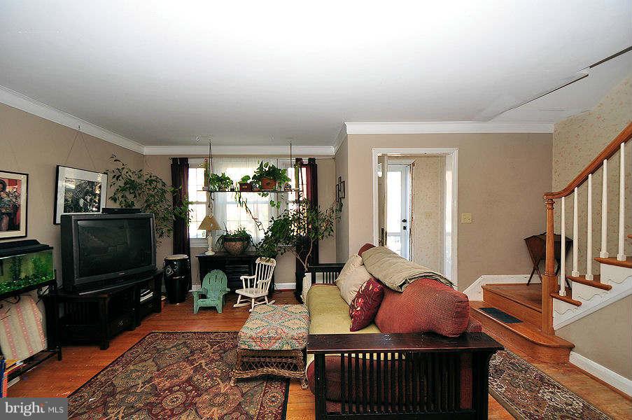 6111 Regent Park Road Baltimore, MD 21228 - Photo 3 of 11 Living Room
