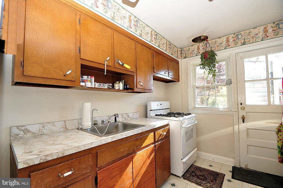 6111 Regent Park Road Baltimore, MD 21228 - Photo 5 of 11 Kitchen