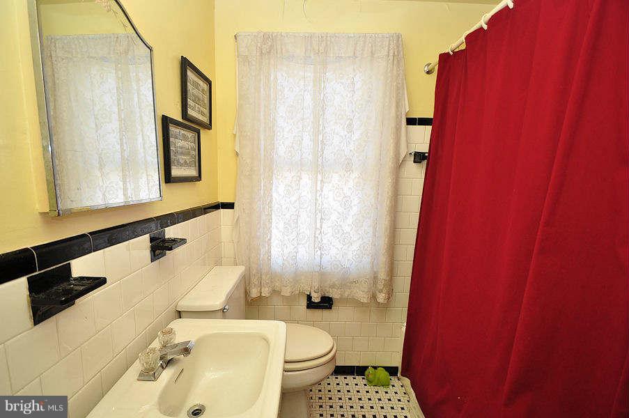 6111 Regent Park Road Baltimore, MD 21228 - Photo 9 of 11 Bath
