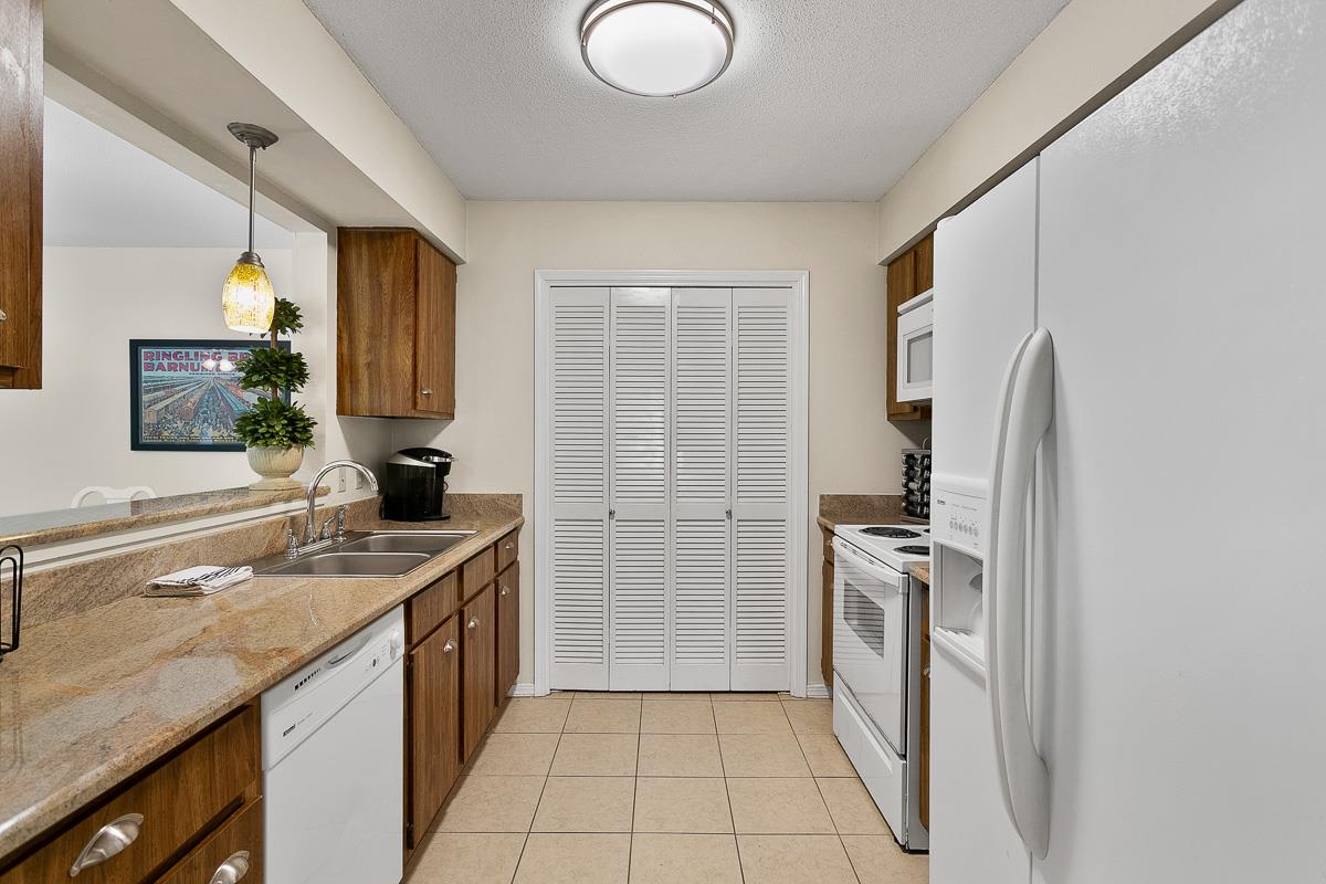 200 Autumn Drive, Unit 2D Fairhope, AL 36532 - Photo 2 of 16