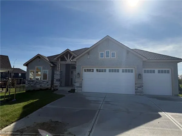 $849,000 | 4604 Northwest Luna Piena Way, Riverside, MO 64150