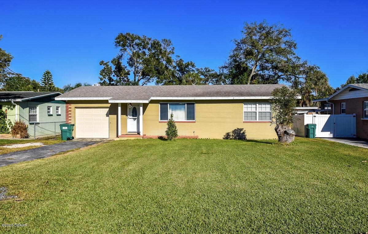 a view of a house with a backyard