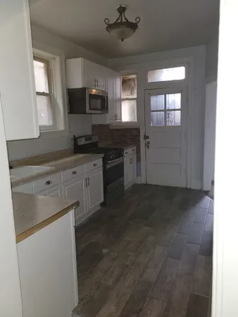 $1,700 | 7842 South Bennett Avenue, Unit 1, Chicago, IL 60649