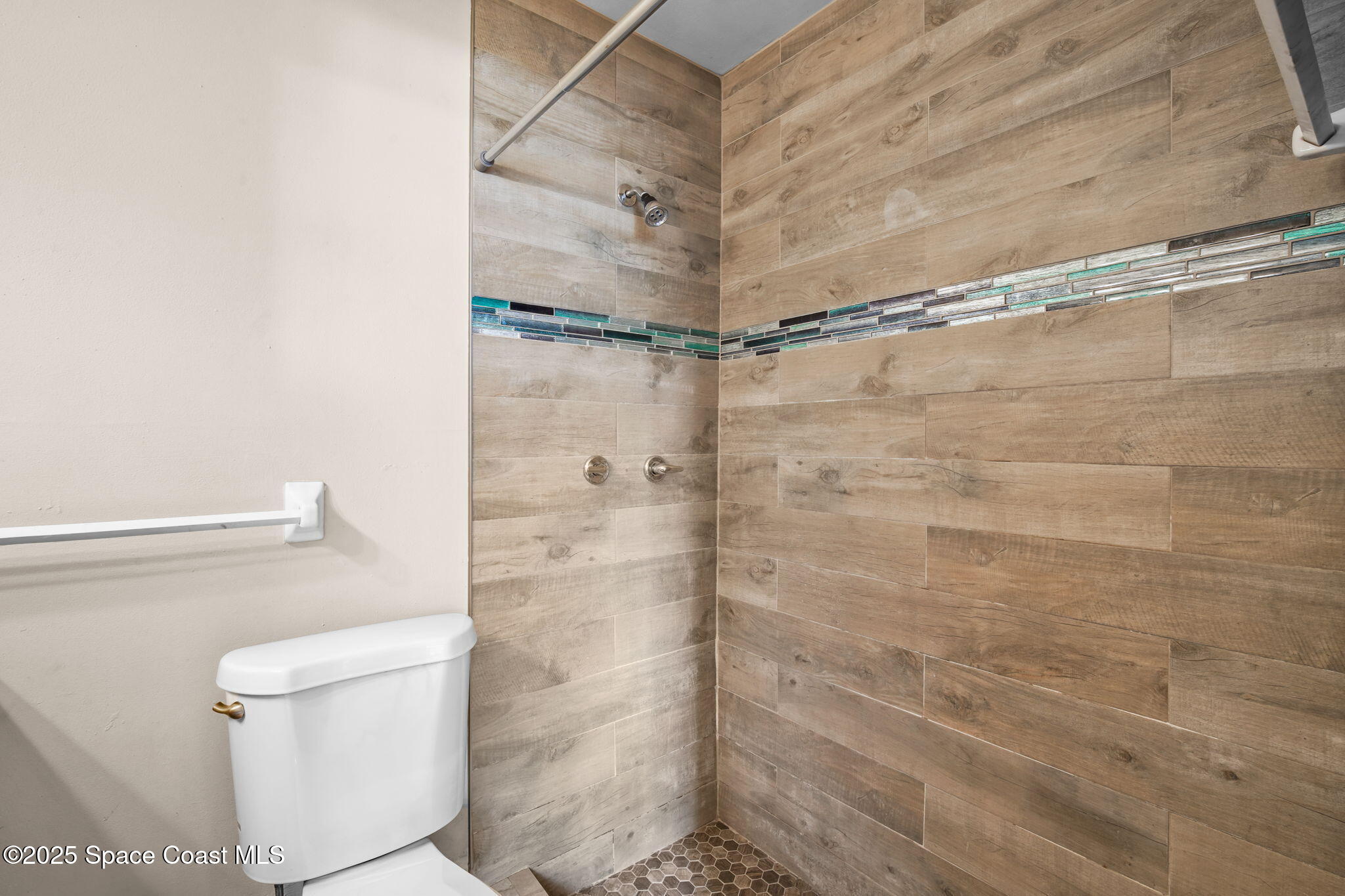 520 Croton Road Melbourne, FL 32935 - Photo 19 of 36 a bathroom with a shower and a toilet