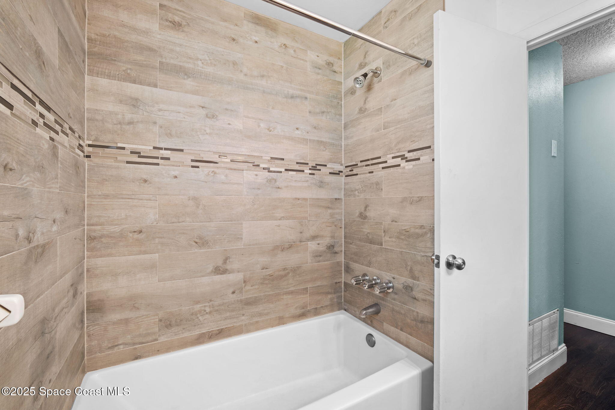 520 Croton Road Melbourne, FL 32935 - Photo 23 of 36 a bathroom with a bathtub and a shower