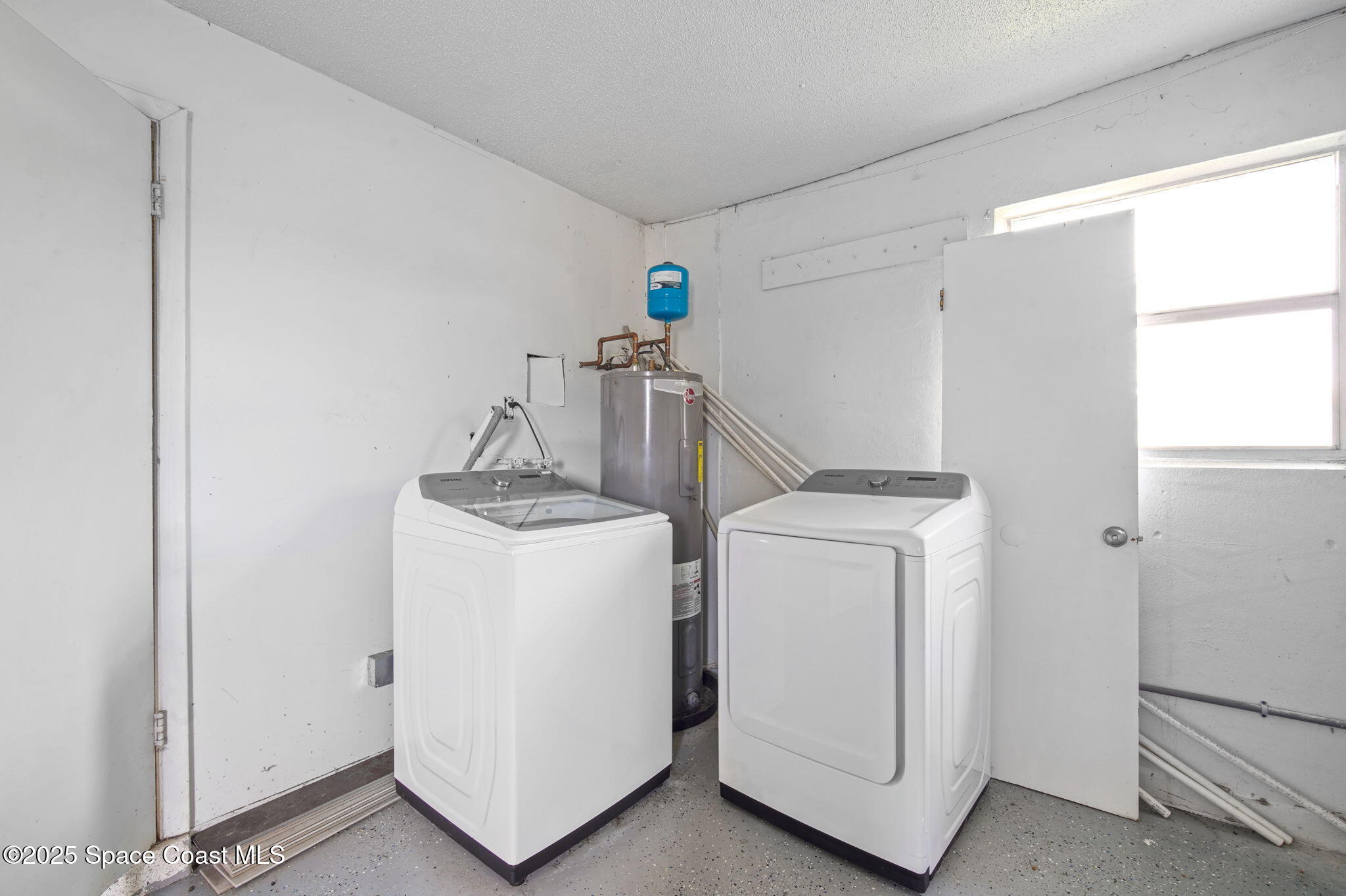 520 Croton Road Melbourne, FL 32935 - Photo 31 of 36 a utility room with dryer and washer