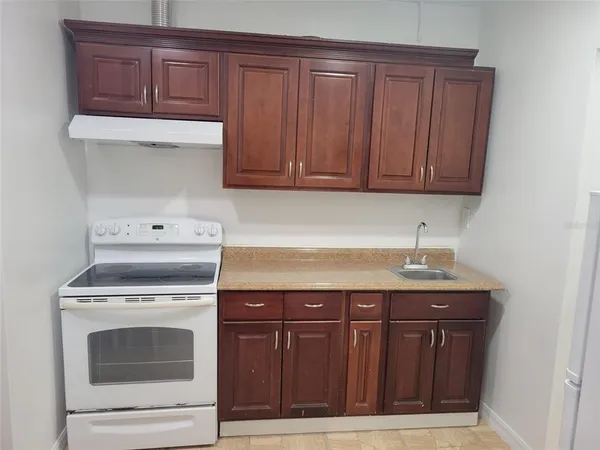 $1,200 | 531 Lakeview Court, Kissimmee, FL 34759