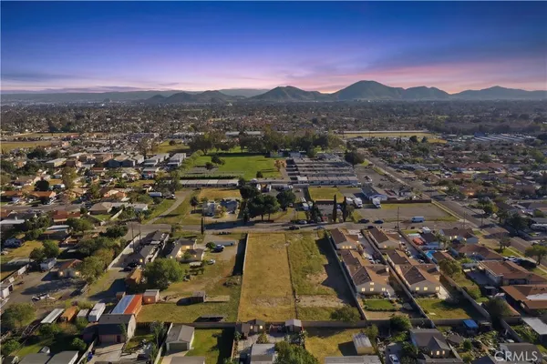 $325,000 | 17562 Court Street, Fontana, CA 92336