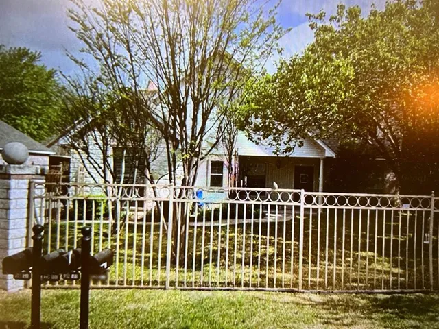 $1,295 | 322 West Anderson Street, Unit 100, Weatherford, TX 76086