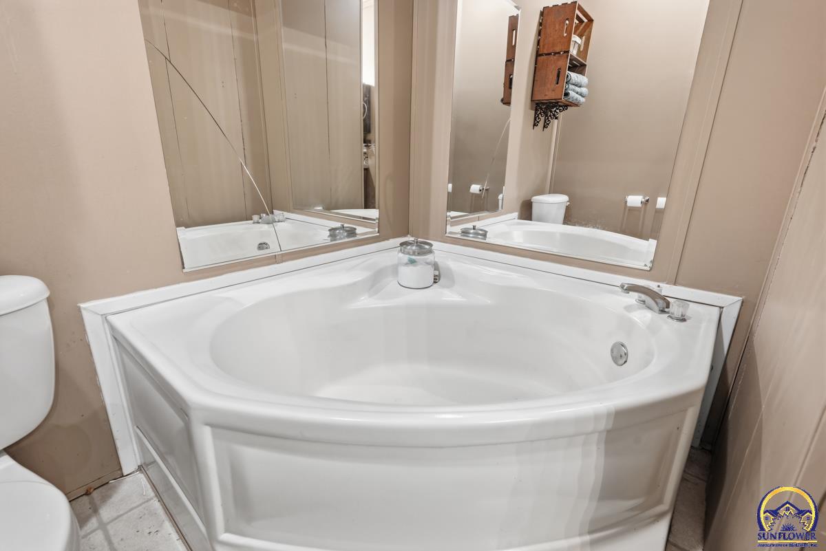 10920 South Jordan Road Wakarusa, KS 66546 - Photo 15 of 29