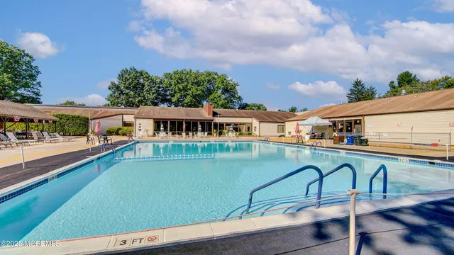 $2,000 | 30 Meadow Green Circle, Unit E, Manalapan, NJ 07726