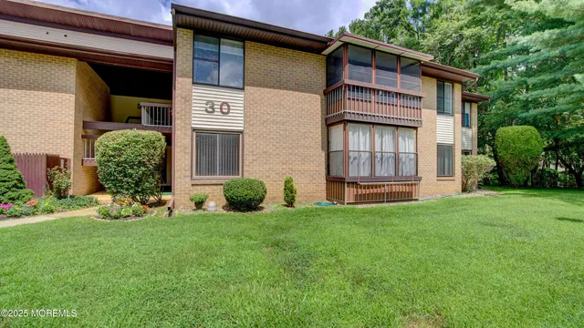 $2,000 | 30 Meadow Green Circle, Unit E, Manalapan, NJ 07726