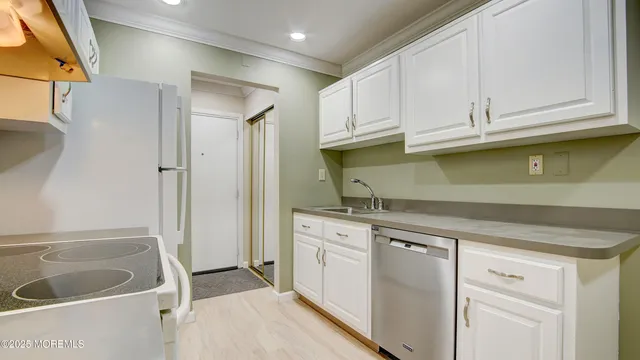 $2,000 | 30 Meadow Green Circle, Unit E, Manalapan, NJ 07726