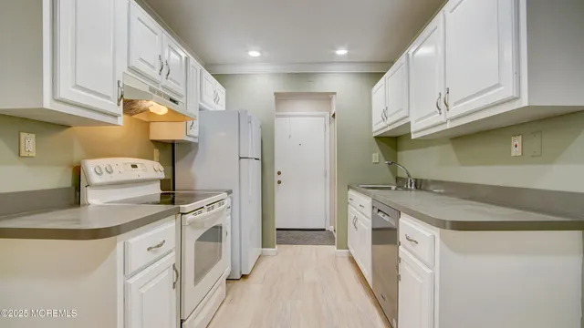 $2,000 | 30 Meadow Green Circle, Unit E, Manalapan, NJ 07726