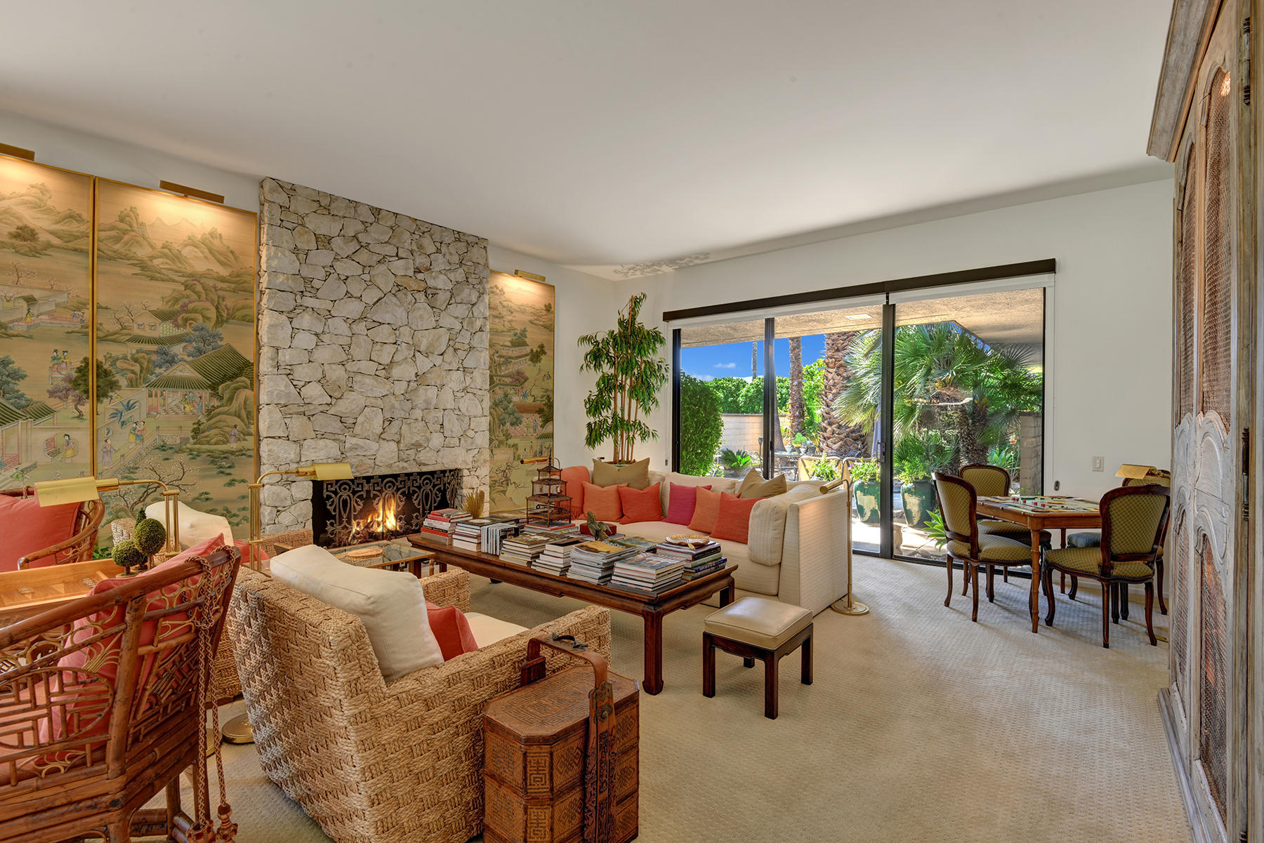 LIVING ROOM south