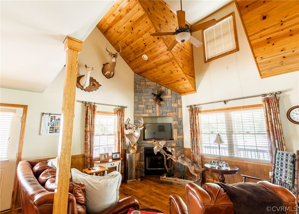 3676 Bell Road Dillwyn, VA 23936 - Photo 32 of 50 a living room with furniture and a large window