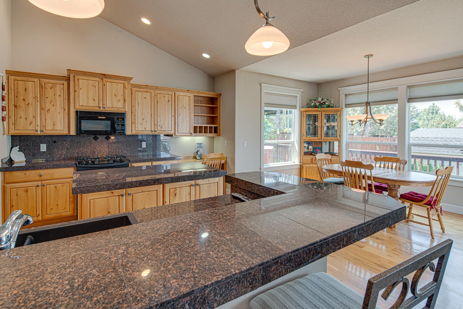 3956 Southwest Timber Avenue Redmond, OR 97756 - Photo 16 of 54 Roomy breakfast bar