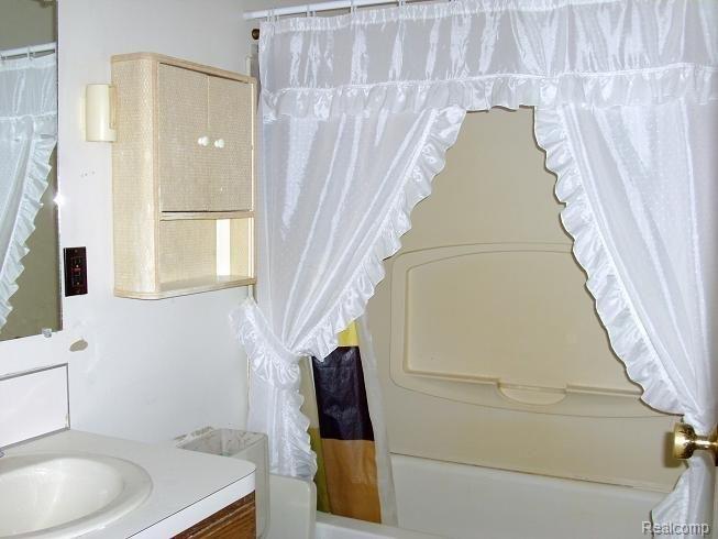 1083 Gray Road Lapeer, MI 48446 - Photo 6 of 6 bath