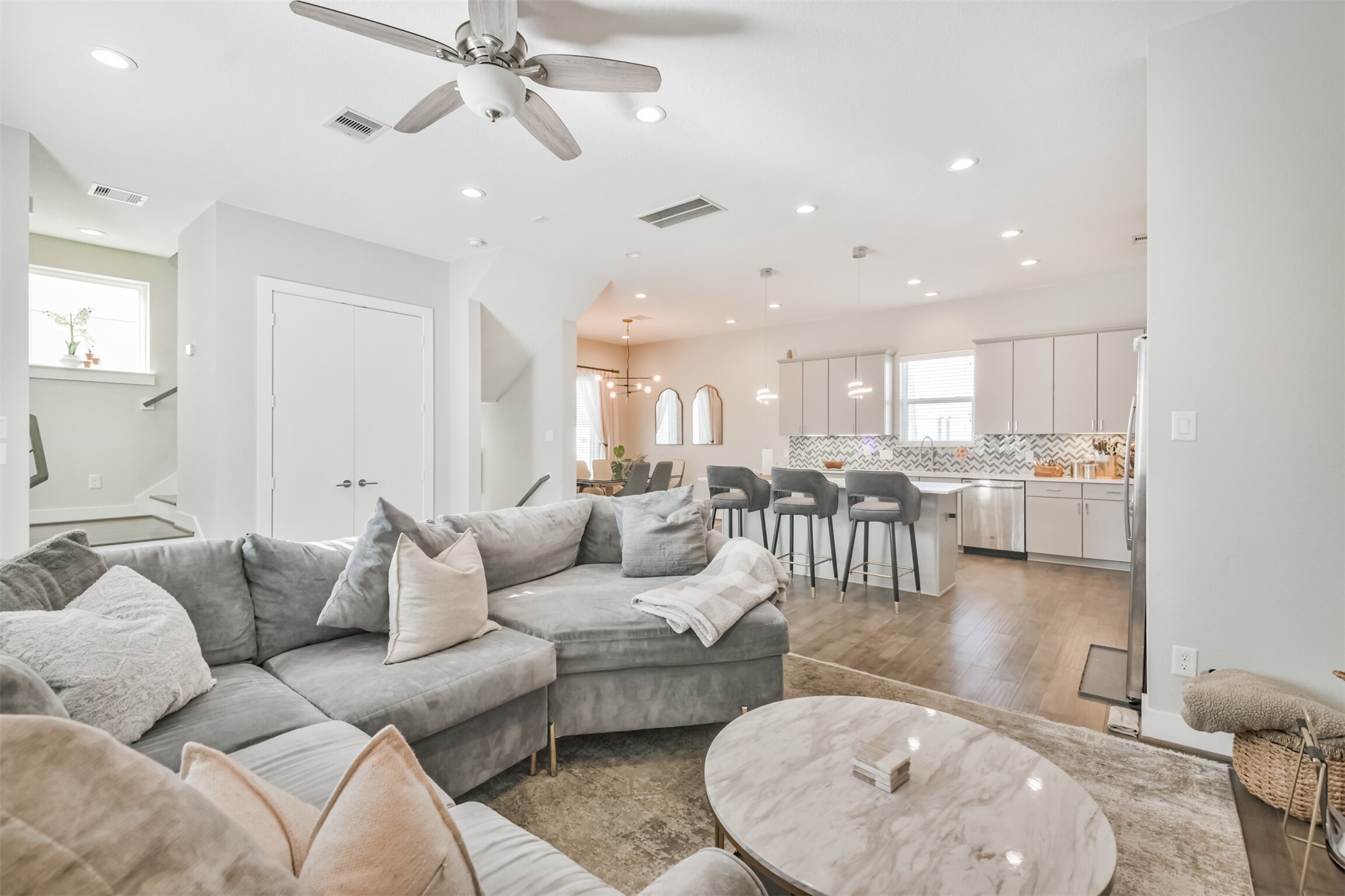 8411 Hempstead Road, Unit H Houston, TX 77008 - Photo 12 of 40 The overall ambiance is airy and open, perfect for relaxation and entertaining.