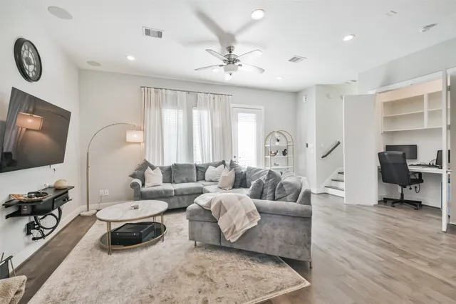 $2,900 | 8411 Hempstead Road, Unit H, Houston, TX 77008