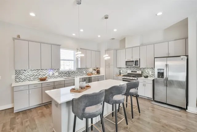 $2,900 | 8411 Hempstead Road, Unit H, Houston, TX 77008