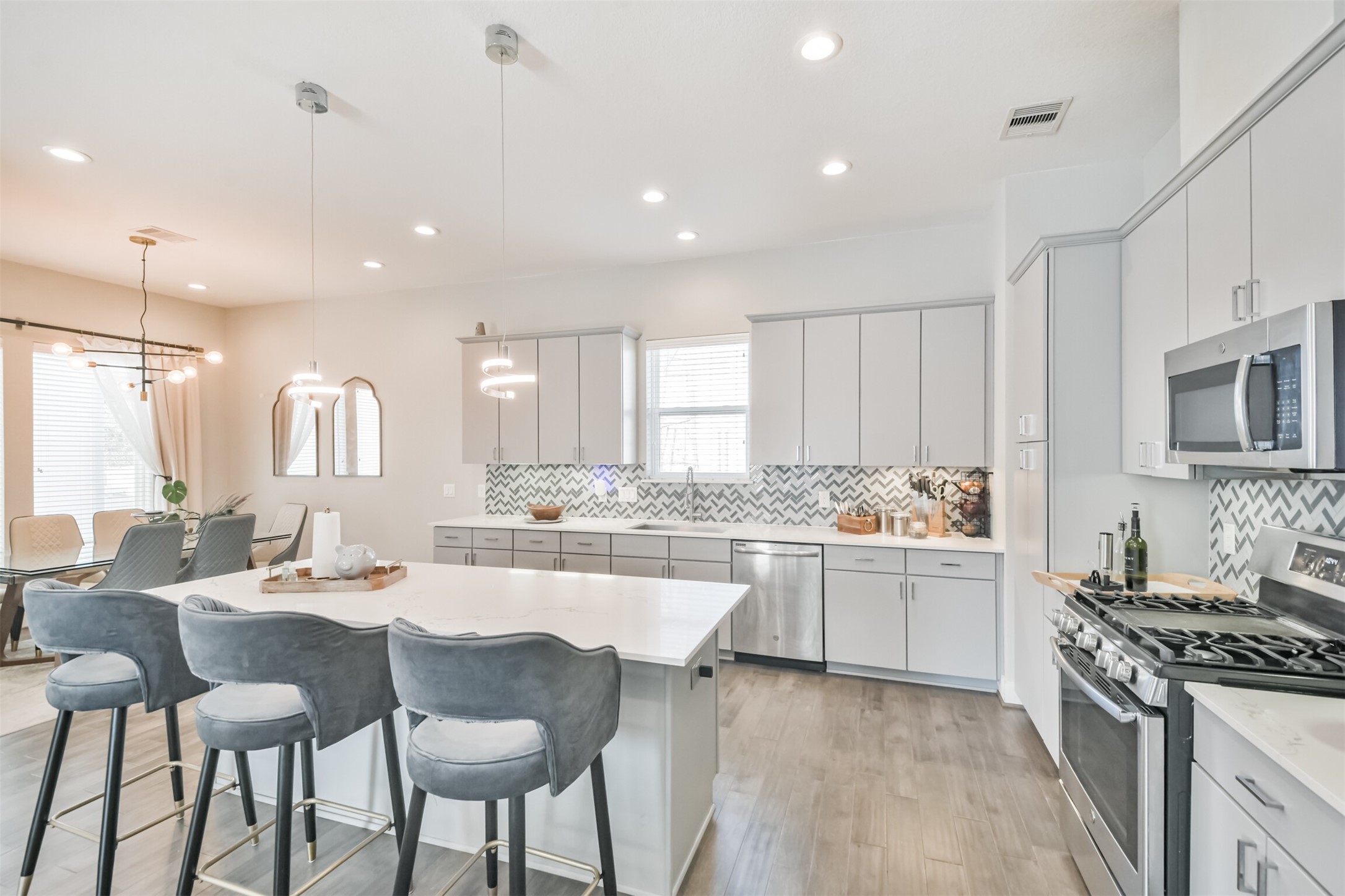 8411 Hempstead Road, Unit H Houston, TX 77008 - Photo 17 of 40 The gourmet kitchen, outfitted with luxury finishes, is the centerpiece for gatherings with family and friends.