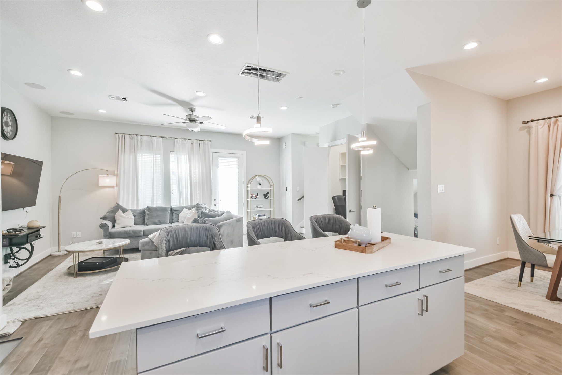 8411 Hempstead Road, Unit H Houston, TX 77008 - Photo 20 of 40 A modern, open-concept kitchen seamlessly flows into a cozy living room.