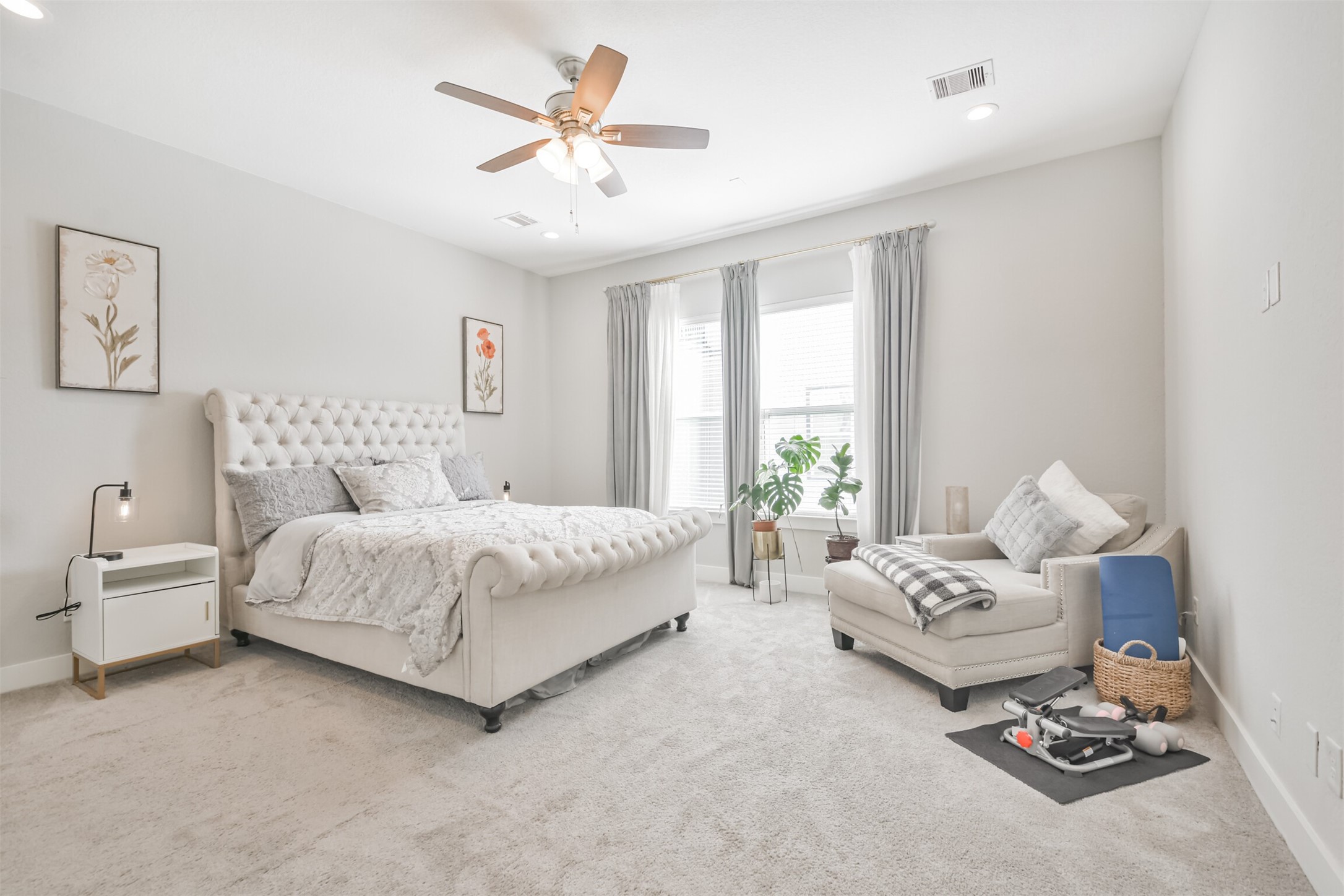 8411 Hempstead Road, Unit H Houston, TX 77008 - Photo 31 of 40 A spacious primary bedroom boasts a serene and sophisticated design.