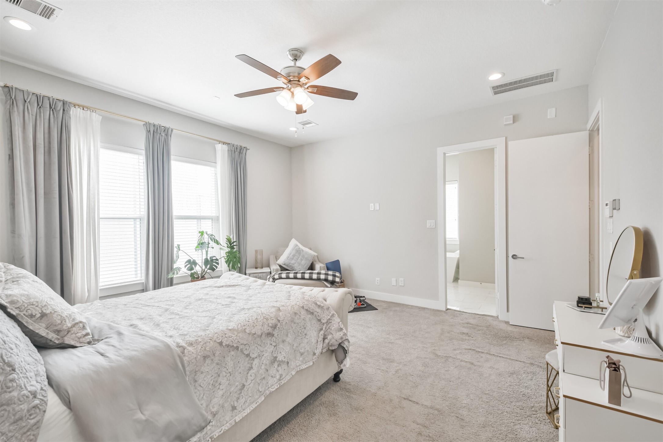 8411 Hempstead Road, Unit H Houston, TX 77008 - Photo 32 of 40 Expanded windows stretch along one wall, allowing abundant natural light to pour in and offering serene views. The en suite bathroom.