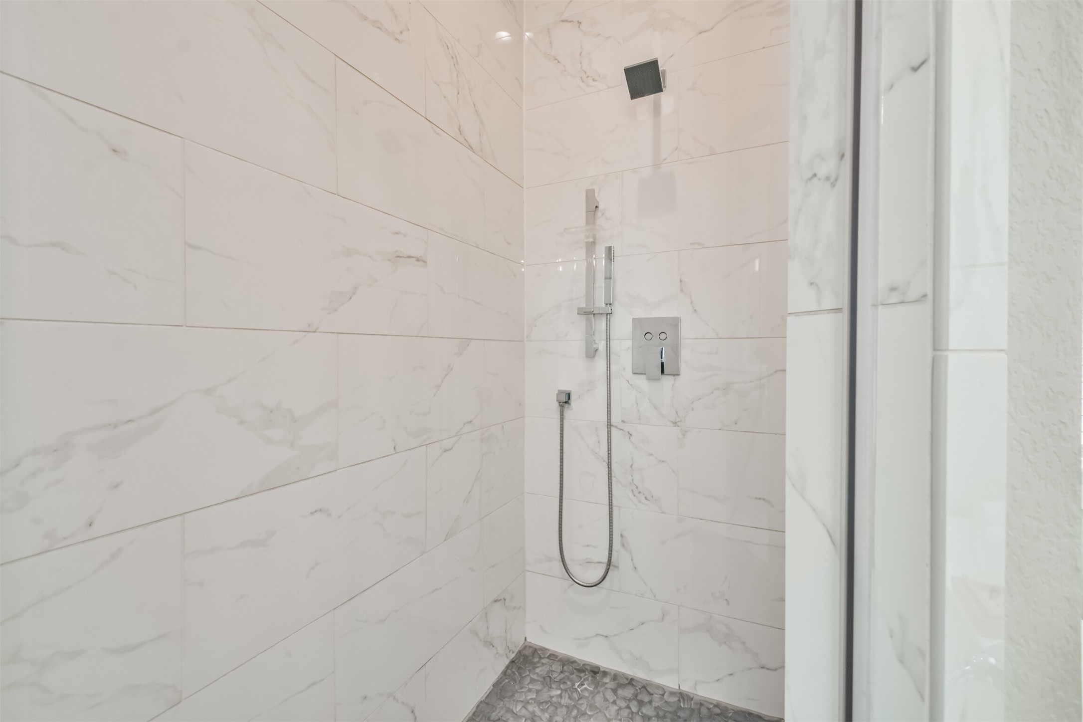 8411 Hempstead Road, Unit H Houston, TX 77008 - Photo 38 of 40 stunning walk-in shower featuring elegant, full-tile walls that reach from floor to ceiling. The tiles, with their intricate design and smooth finish, create a sleek, modern look.