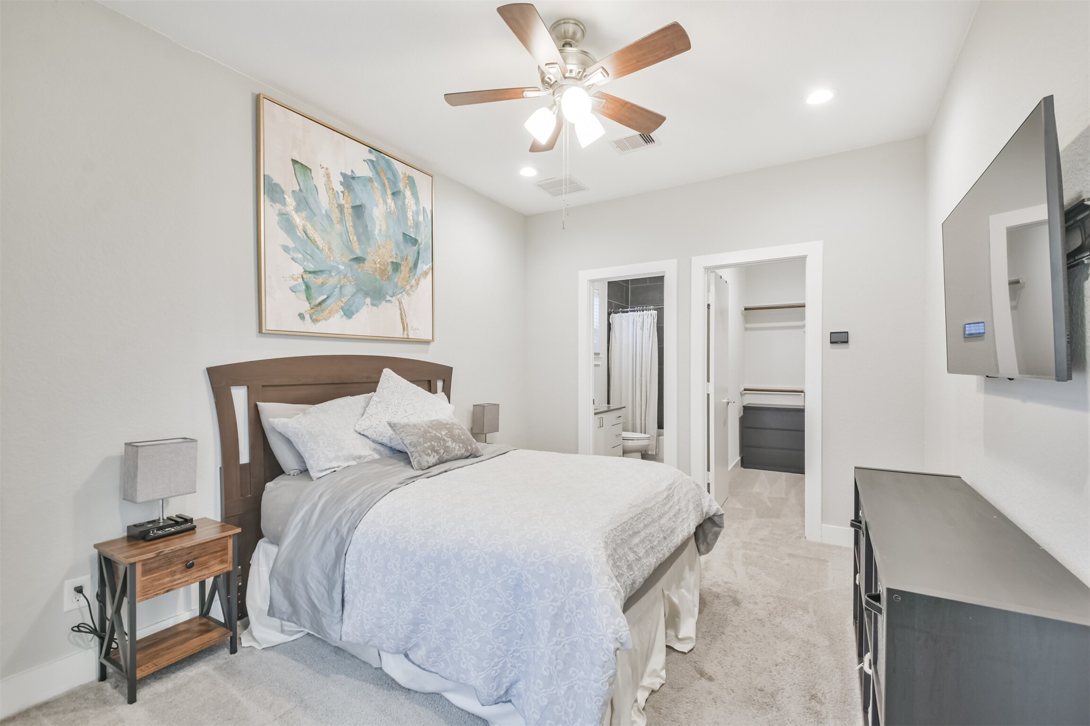 8411 Hempstead Road, Unit H Houston, TX 77008 - Photo 7 of 40 he first floor boasts a generously sized room, perfect for various uses, with modern finishes and a welcoming ambiance.