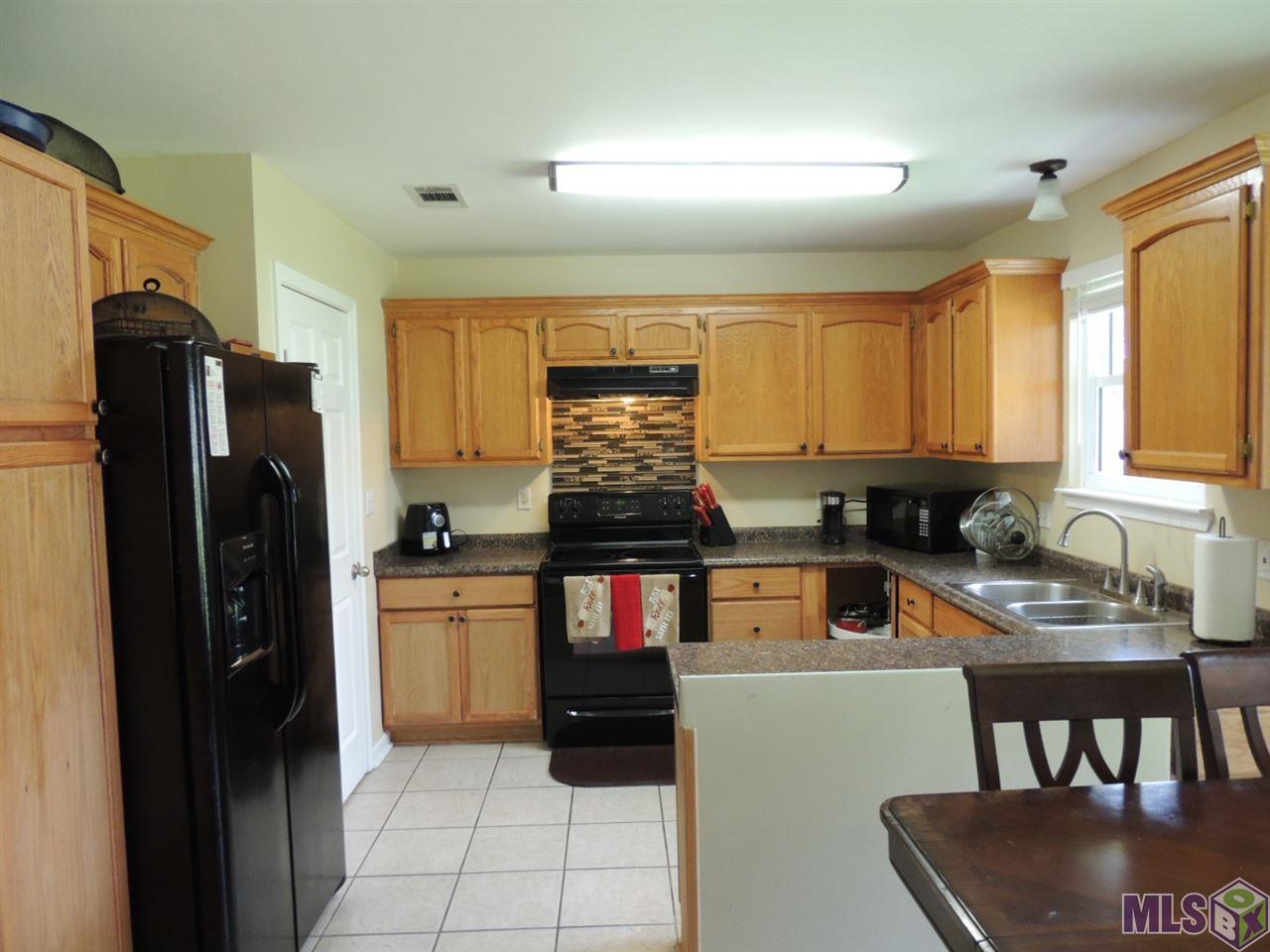 14253 Elmbridge Avenue Baton Rouge, LA 70819 - Photo 5 of 13 dining/kitchen
