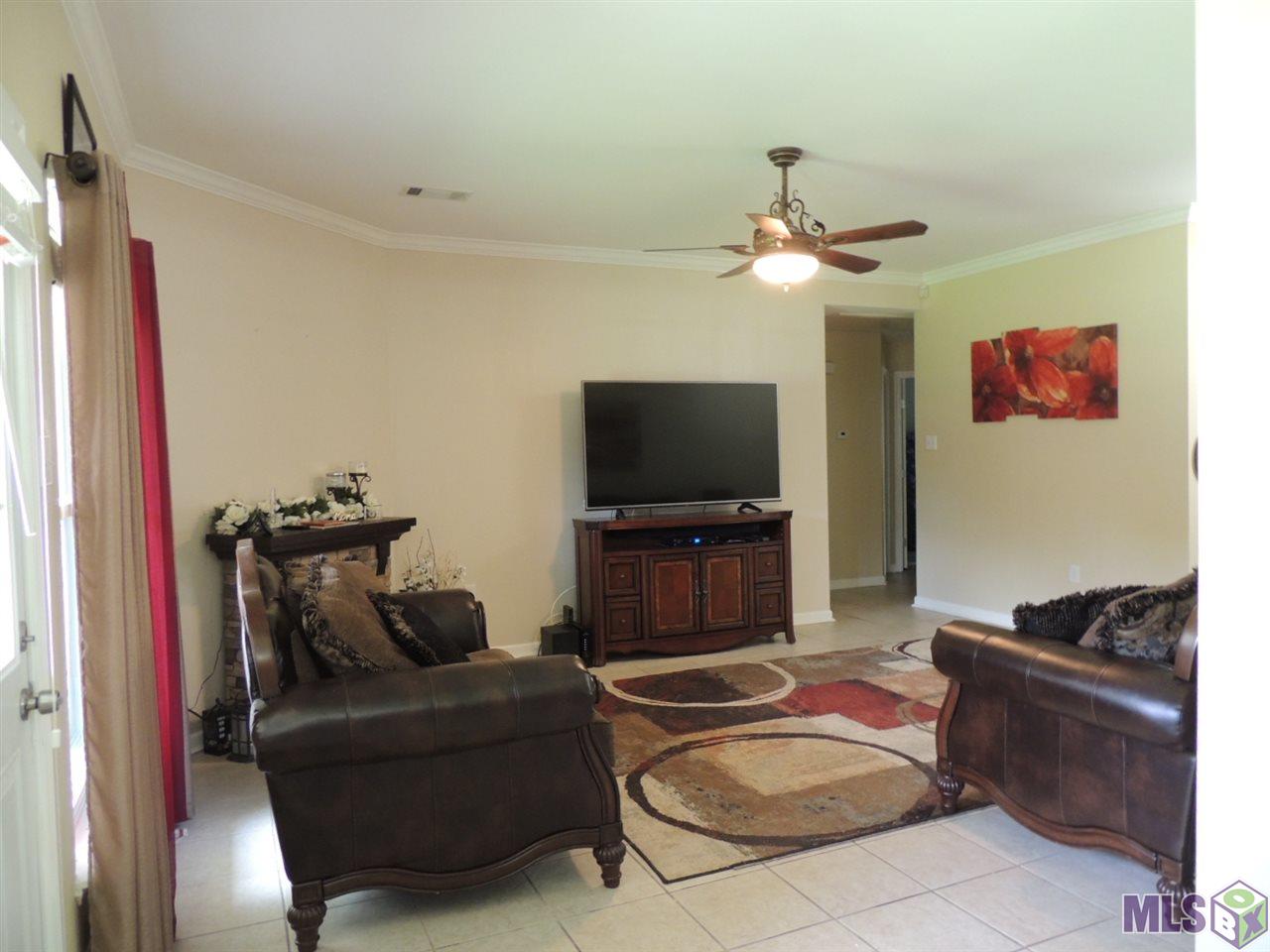 14253 Elmbridge Avenue Baton Rouge, LA 70819 - Photo 7 of 13 living room
