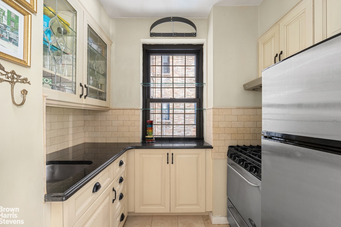 245 East 72nd Street, Unit 2G Manhattan, NY 10021 - Photo 5 of 8