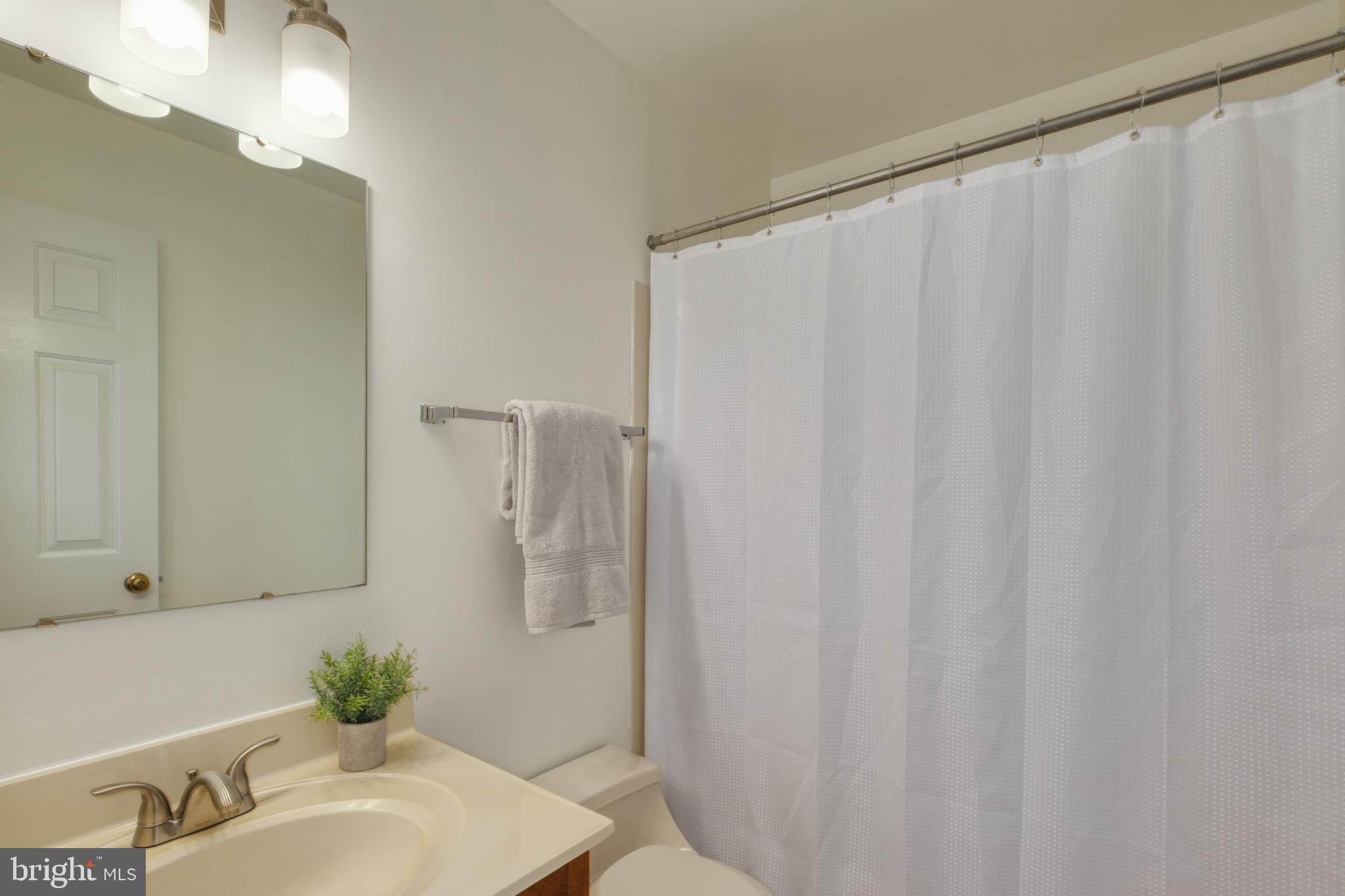 8174 Cliffview Avenue Springfield, VA 22153 - Photo 35 of 55 Upper level hall bath
