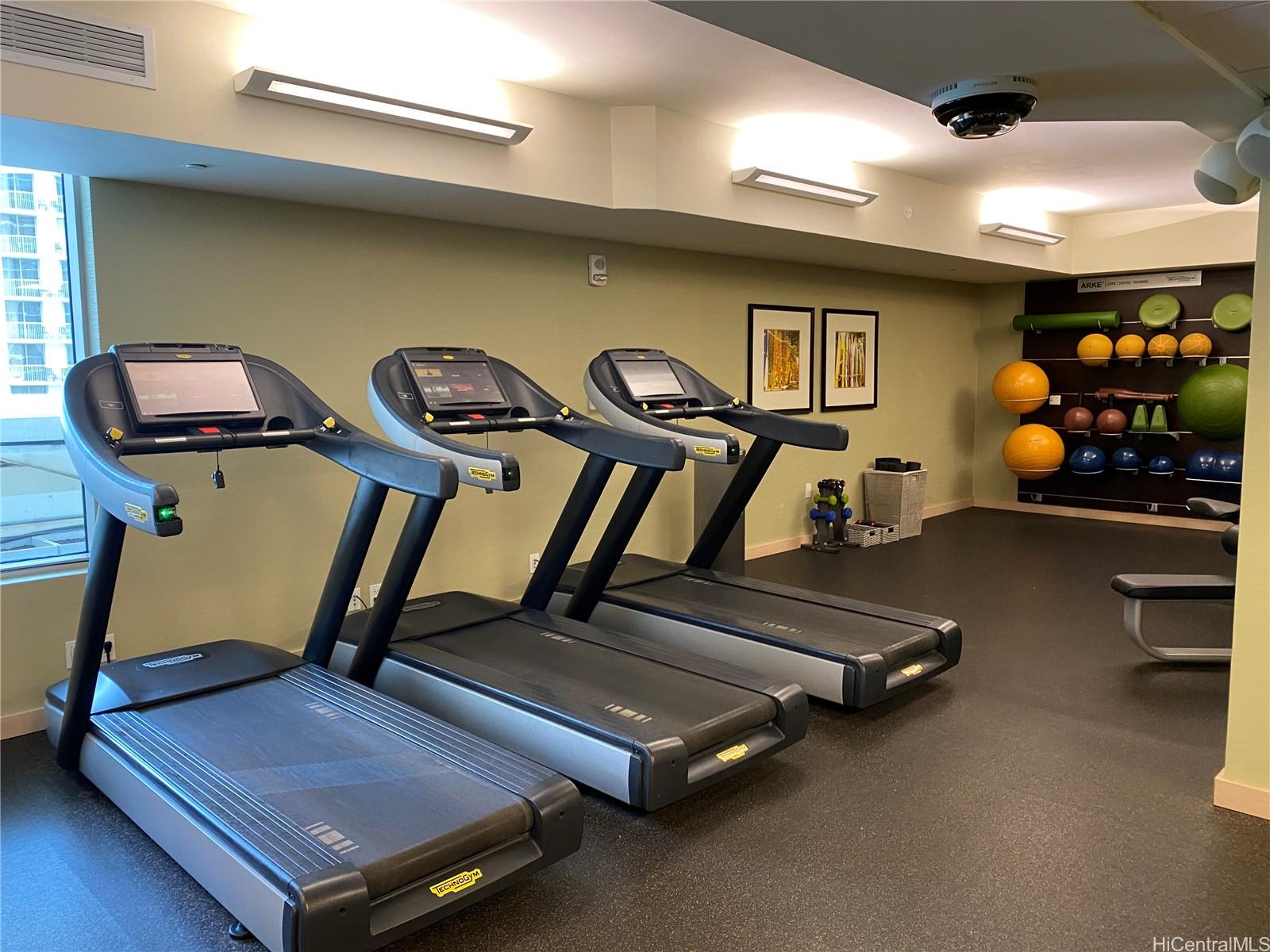 223 Saratoga Road, Unit 2316 Honolulu, HI 96815 - Photo 20 of 20 a room with gym equipment