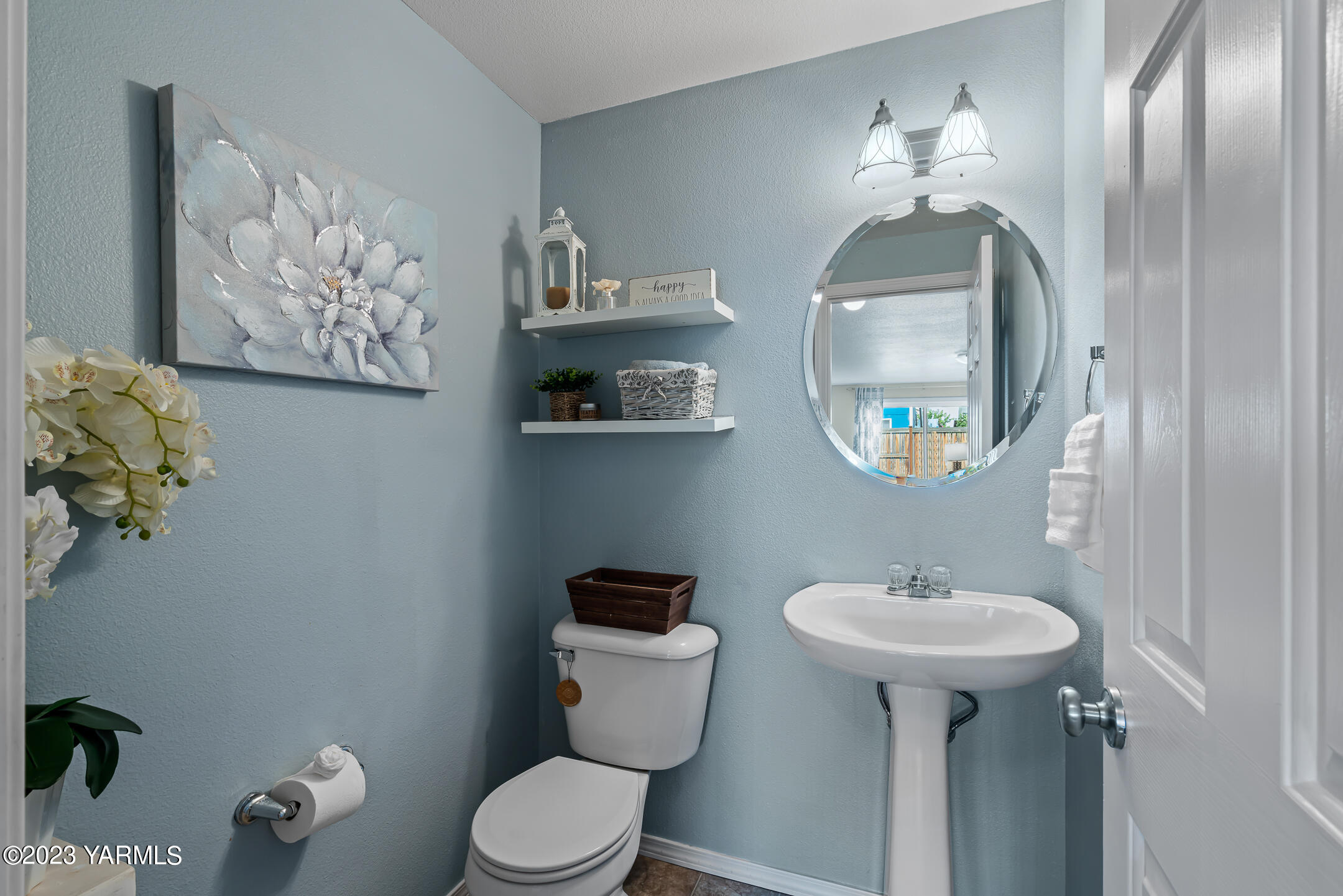 213 Perle Street Moxee, WA 98936 - Photo 13 of 27 a bathroom with a toilet sink and mirror