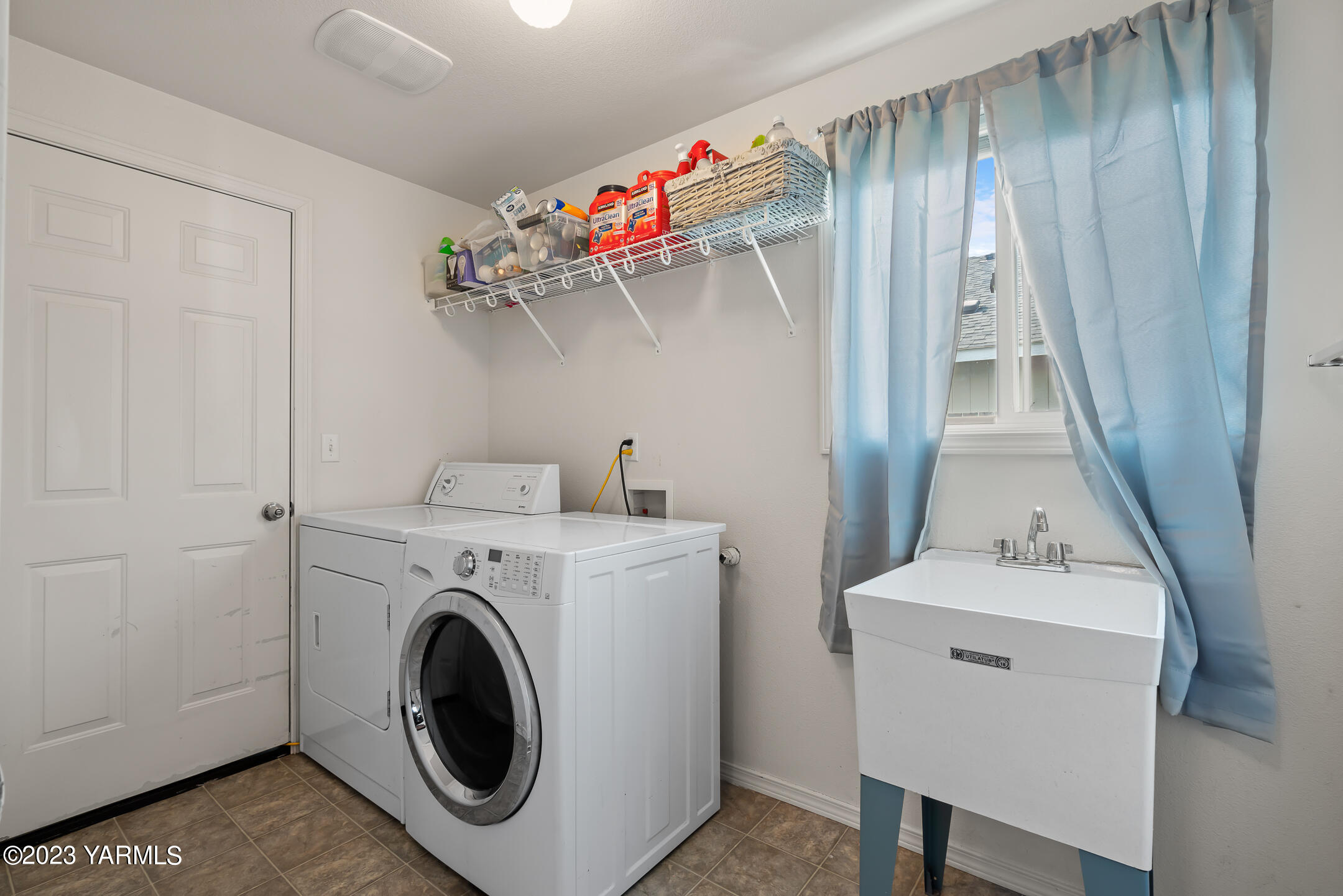 213 Perle Street Moxee, WA 98936 - Photo 14 of 27 a utility room with dryer and washer
