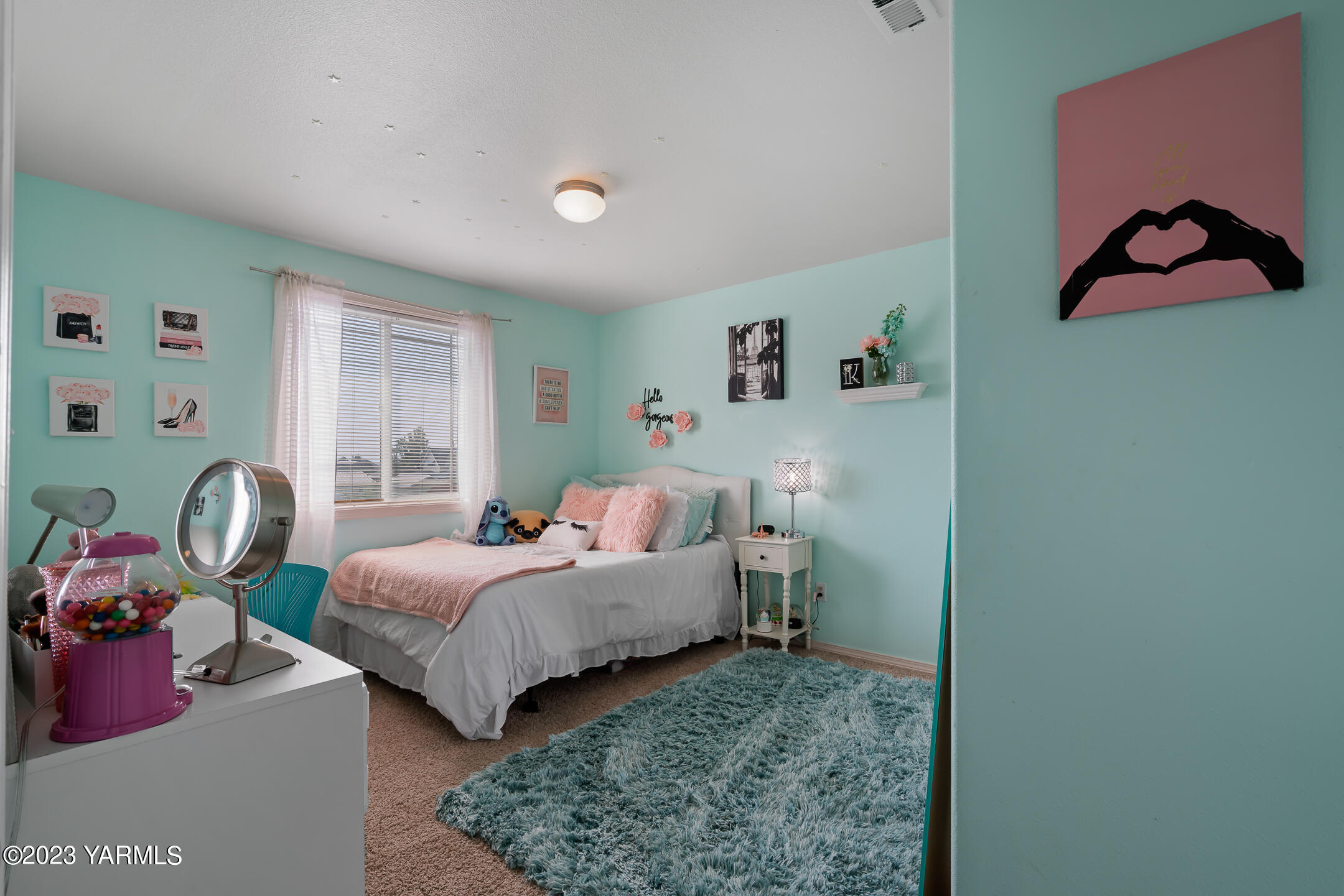 213 Perle Street Moxee, WA 98936 - Photo 21 of 27 a bedroom with bed and a window