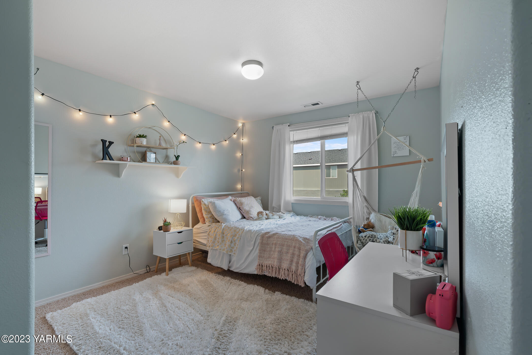 213 Perle Street Moxee, WA 98936 - Photo 22 of 27 a living room with furniture and a potted plant