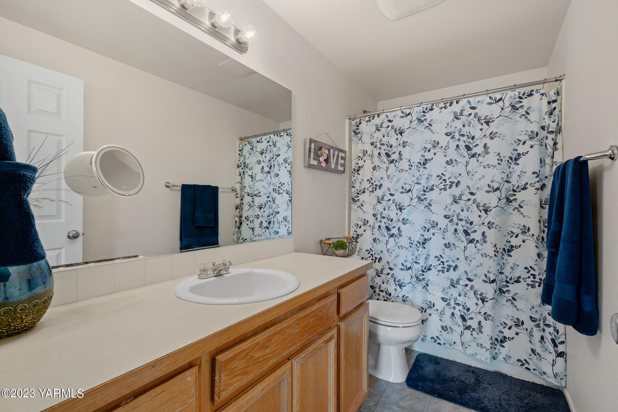 213 Perle Street Moxee, WA 98936 - Photo 24 of 27 a bathroom with a sink toilet and shower