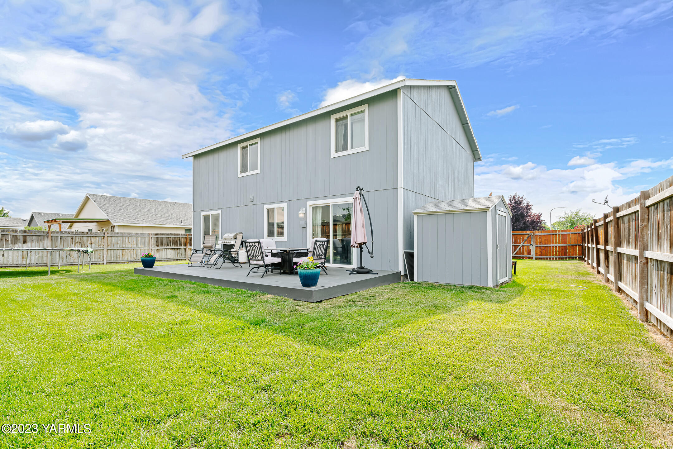 213 Perle Street Moxee, WA 98936 - Photo 26 of 27 a view of a house with swimming pool and sitting area