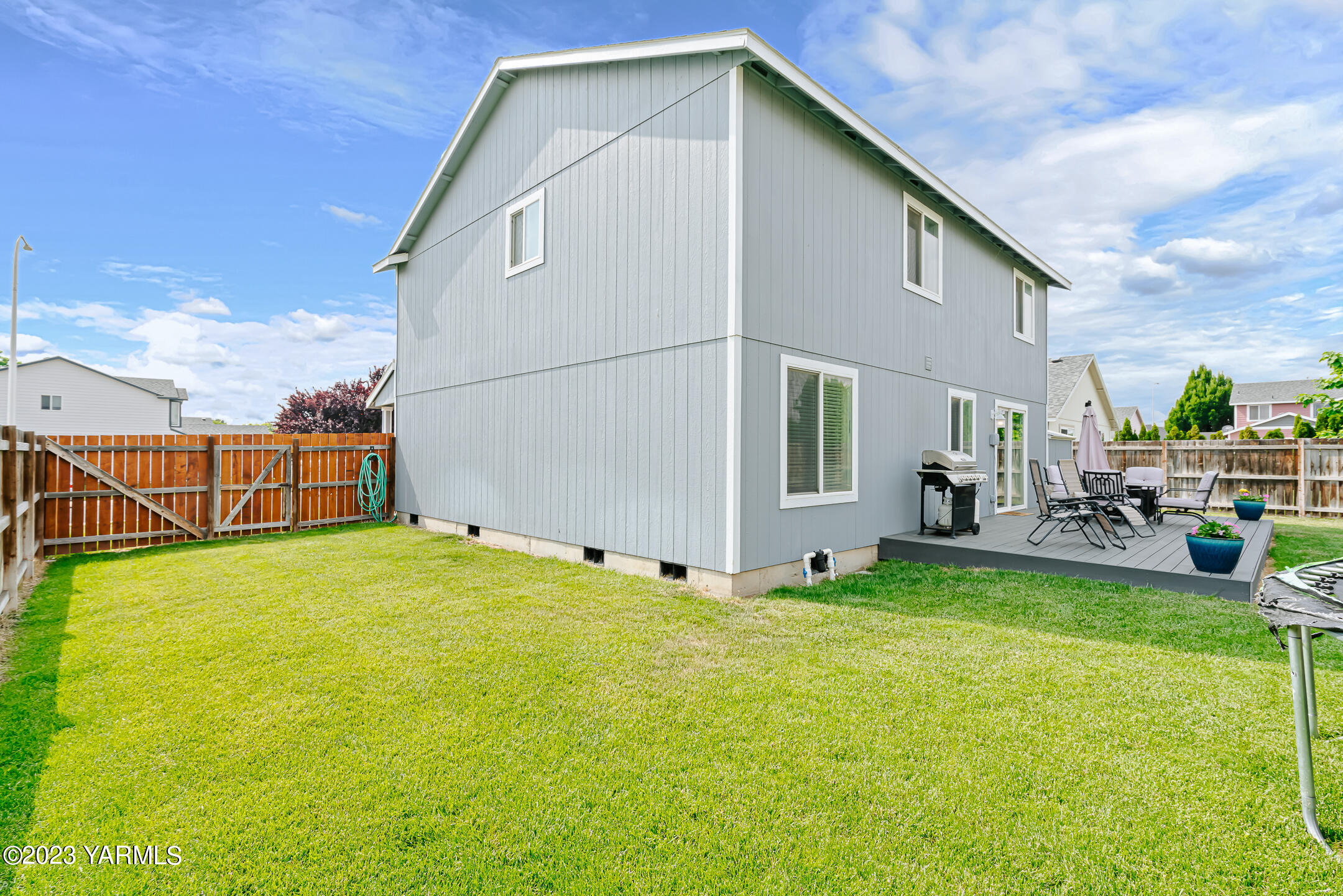 213 Perle Street Moxee, WA 98936 - Photo 27 of 27 a house view with swimming pool in front of it