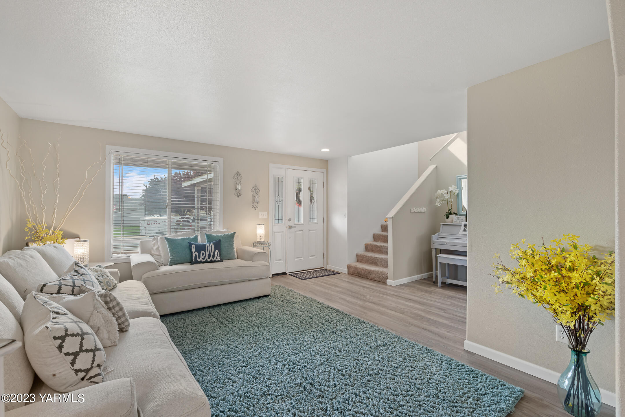 213 Perle Street Moxee, WA 98936 - Photo 6 of 27 a living room with furniture and a potted plant
