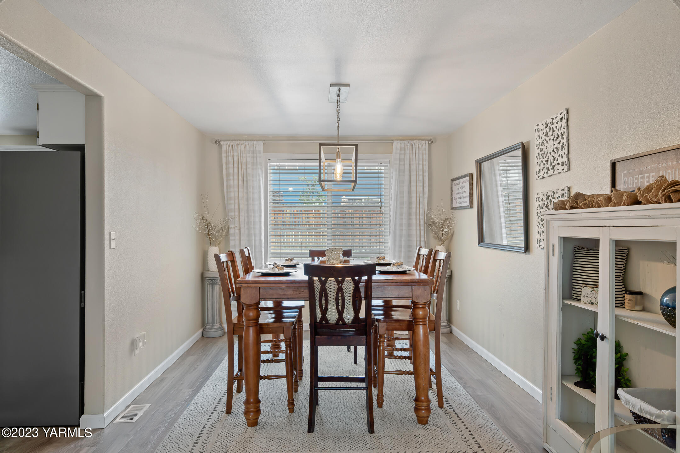 213 Perle Street Moxee, WA 98936 - Photo 7 of 27 a view of a dining room with furniture