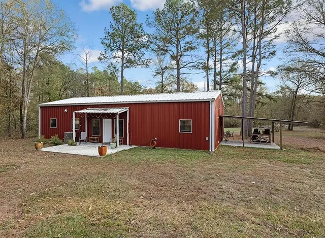 a view of a house with backyard