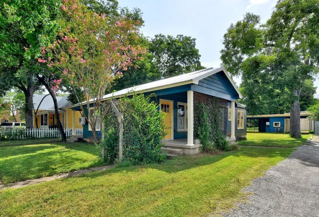 a view of a house with a yard