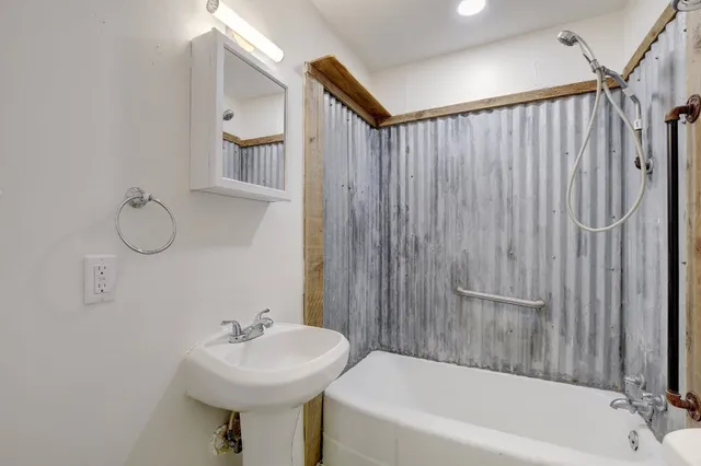 $975 | 302 Olive Street, Unit A, Smithville, TX 78957